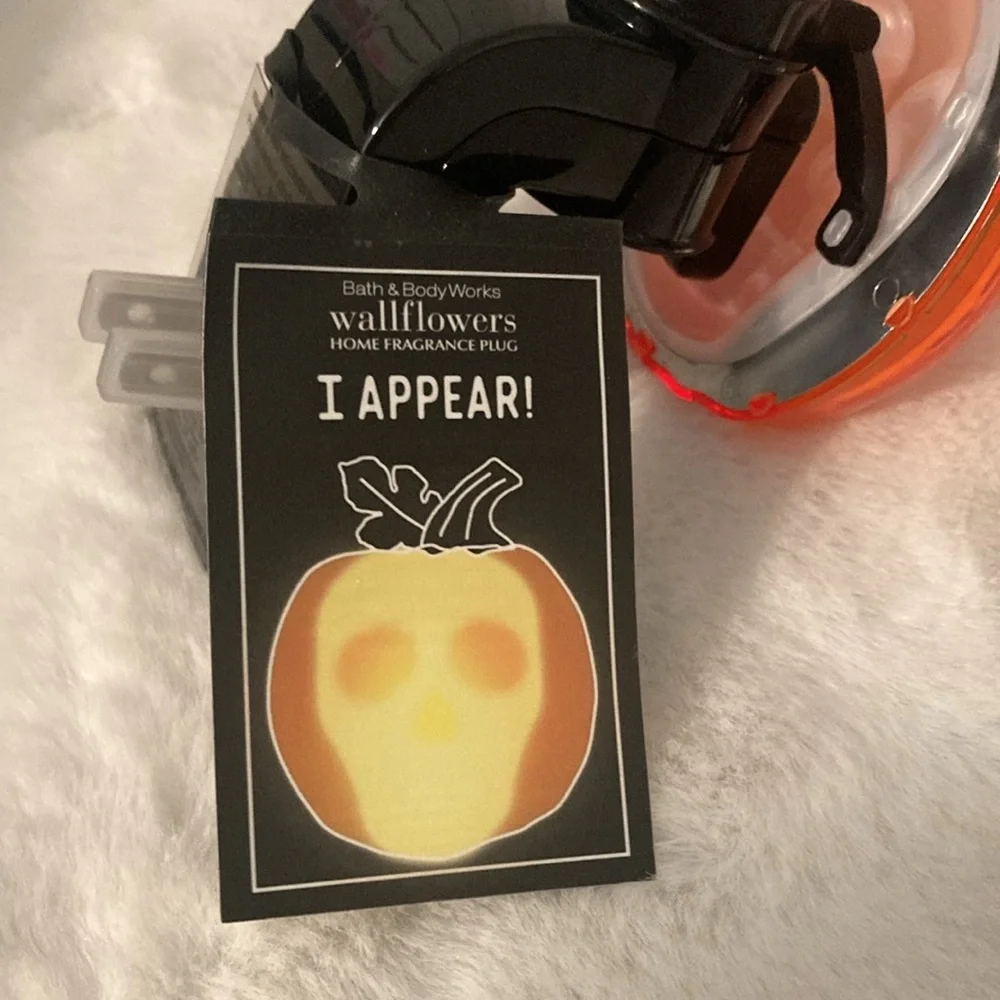 Bath and Body Works 2023 Halloween Pumpkin Skull Wallflower Lights Up
